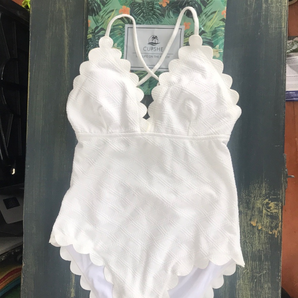 CUPSHE one piece white scalloped edge swimsuit XL